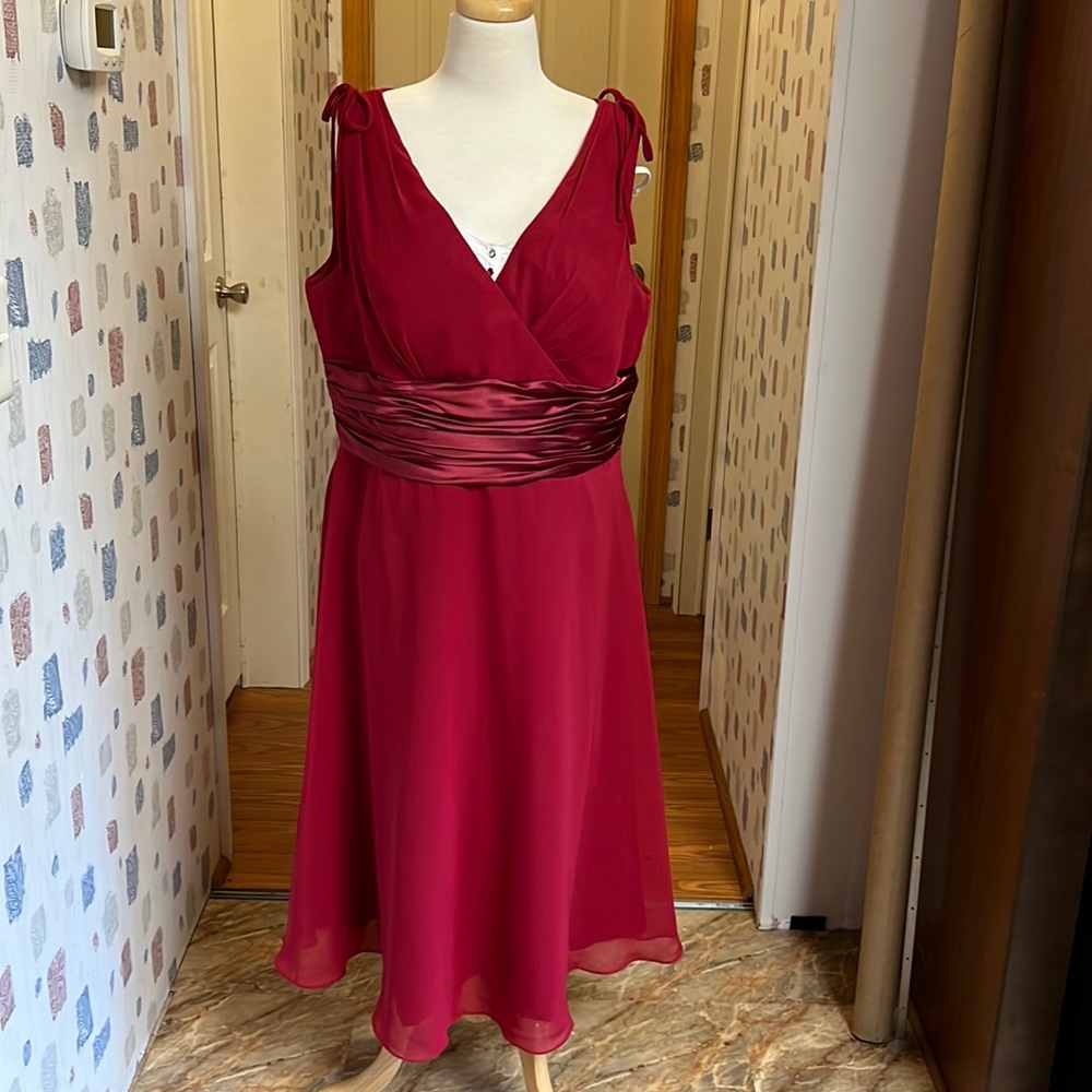 Beautiful red sleeveless dress with shoulder bows